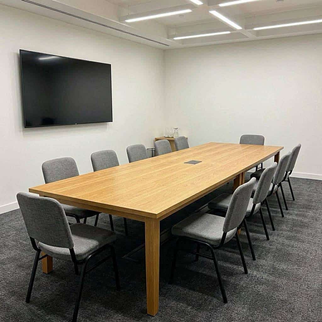 跨部门联合会议场景下培训团队写字楼办公的开放式工位管理该如何复盘